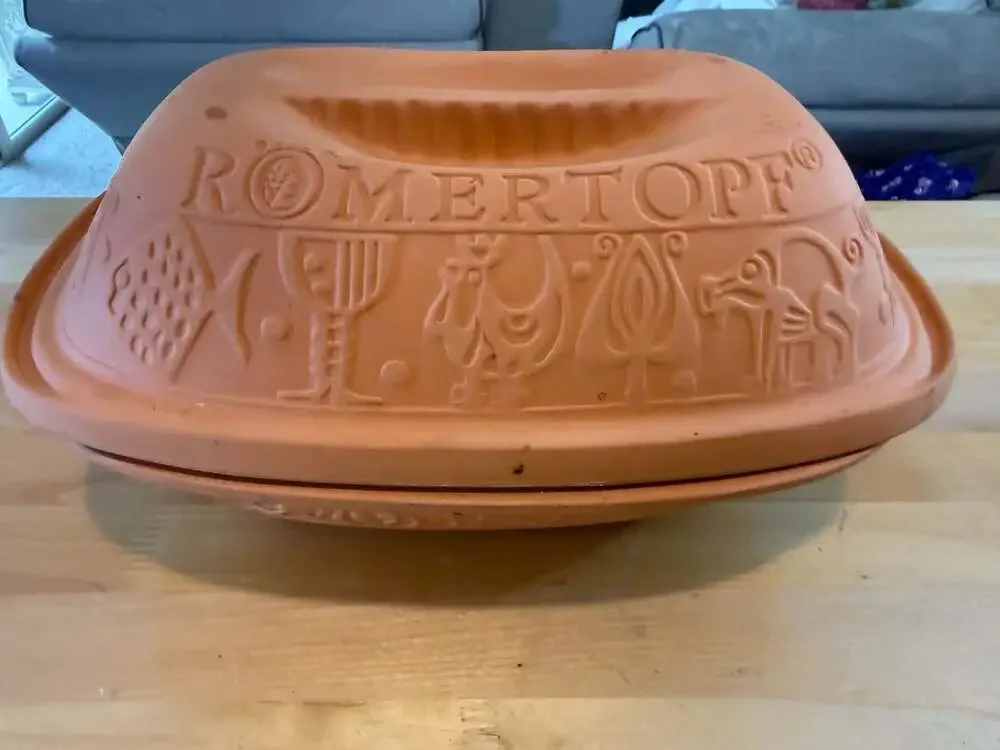 Römertopf Clay Baker Terracotta Roaster and Casserole Pot with Embossed Lid
